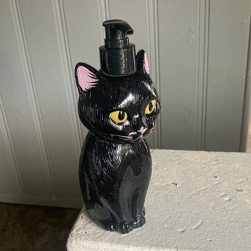 Brand NWT- 18oz- Large Black Cat 🐈‍⬛ Bottle- Haunted Berry Scented Hand Soap